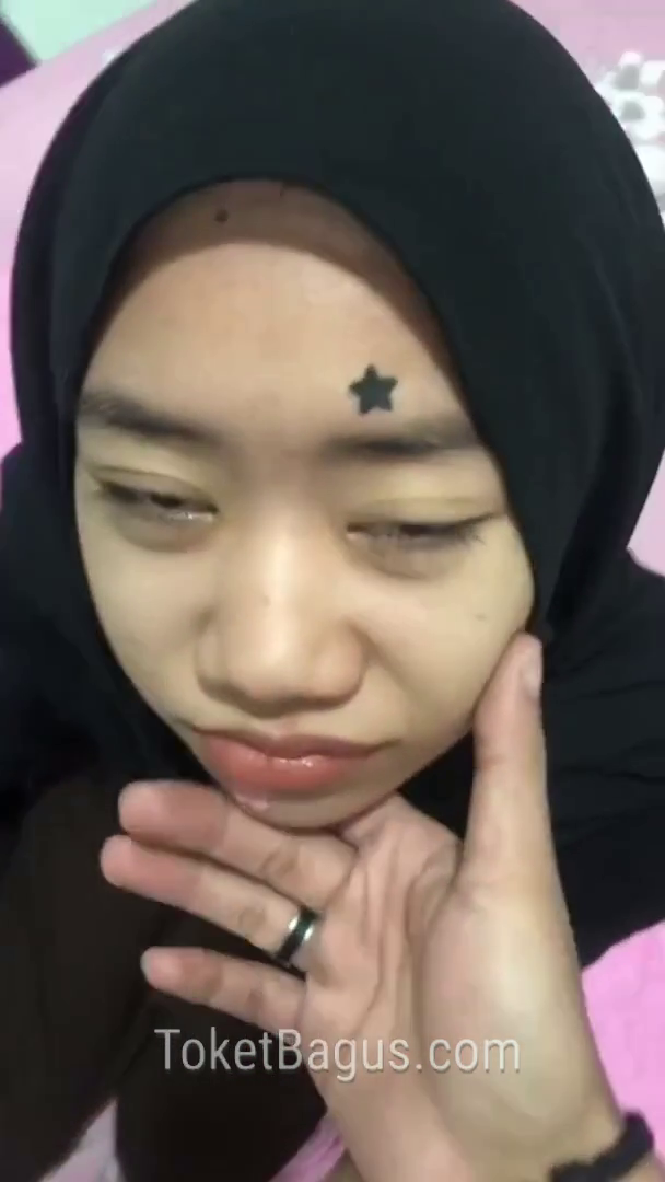 Jilbab ABG kena suruh nyepong awalnya sih gak mau