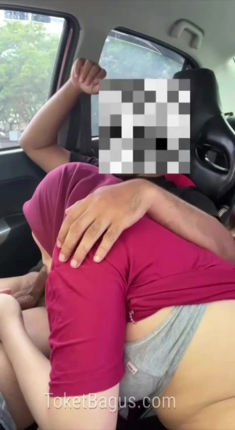 Cikgu sekolah tudung melayu ngulum peler dalam mobil